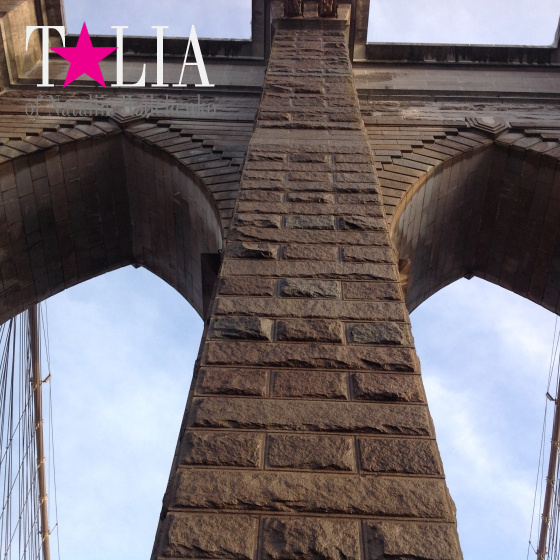 Бруклинский мост постороен в неоготическом стиле. (Brooklyn Bridge)